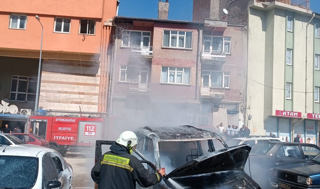 Afyonkarahisar’da bir araçta çıkan yangın paniğe neden oldu. Akmescit Mahallesi’nde