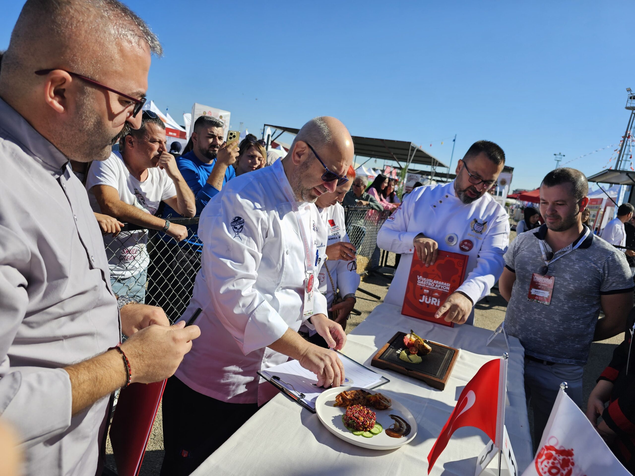 Uluslararası Gastro Afyon Festivali kapsamında liseler arası yemek yarışmasında genç