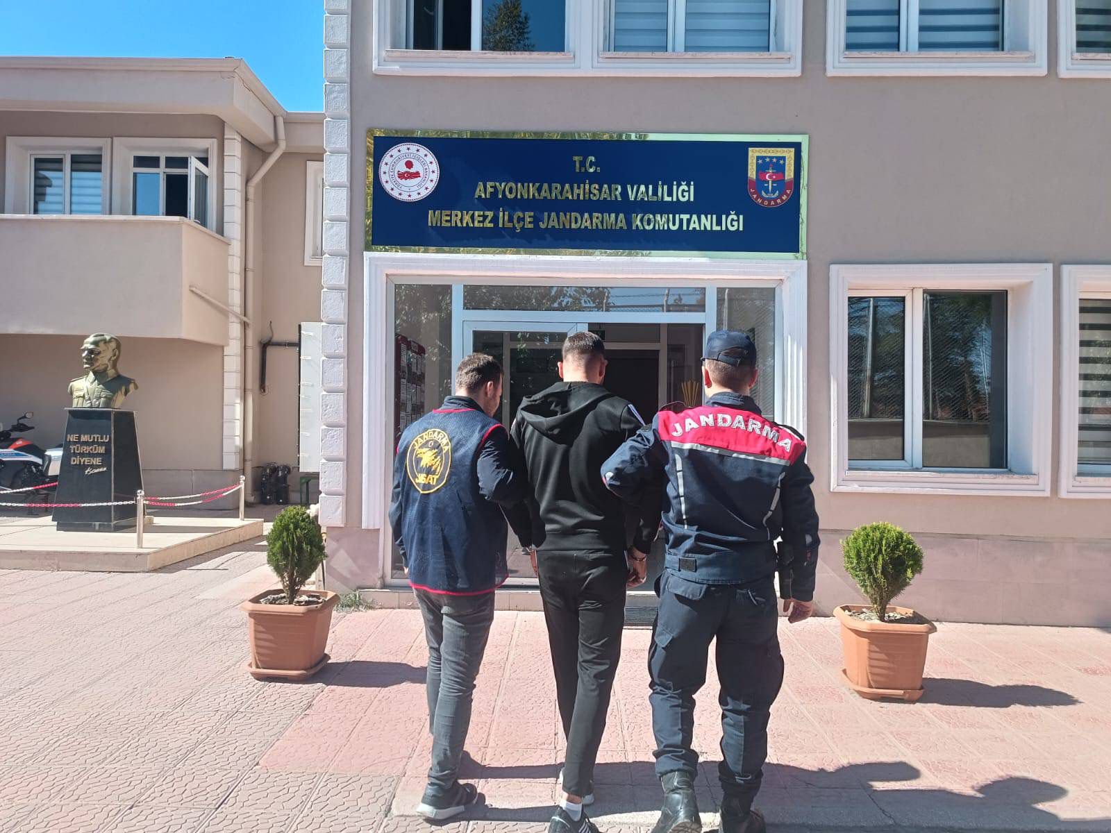 Afyonkarahisar Valiliği, elinde silahla havaya rastgele ateş açan ve bu