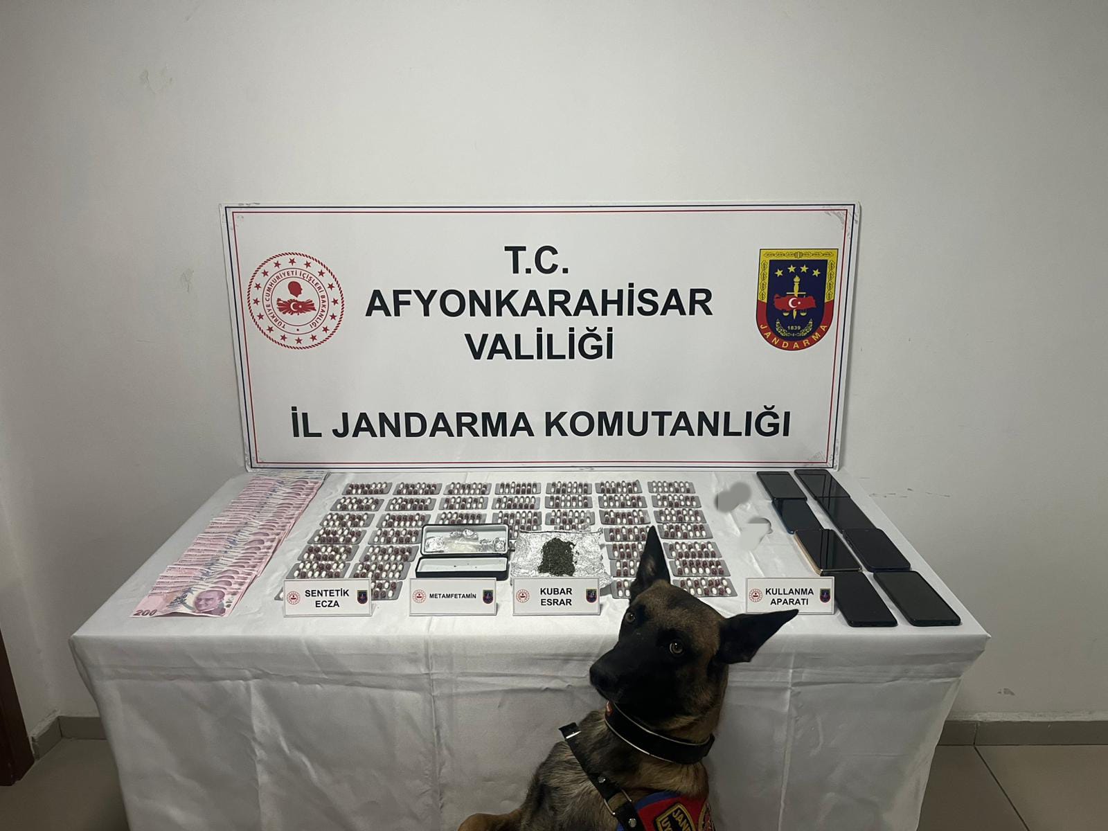 Afyonkarahisar İl Jandarma Komutanlığı, uyuşturucu ile mücadele kapsamında gerçekleştirdiği titiz