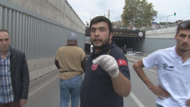 Afyonkarahisar’da kontrolden çıkan otomobilin bariyerlere çarptığı kazada 3 kişi yaralandı.
