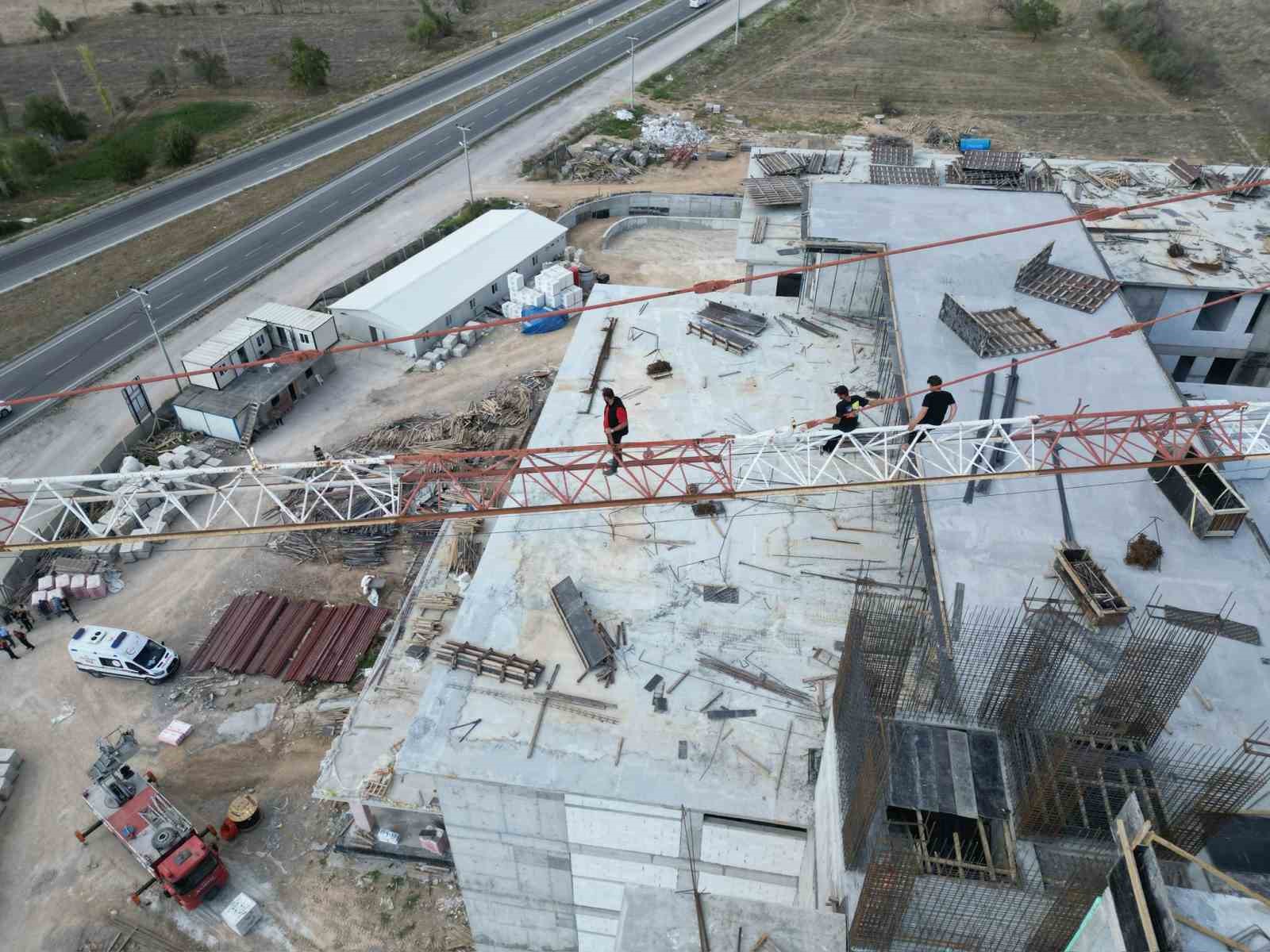 Afyonkarahisar’da Devlet Hastanesi inşaatında çalışan 3 işçi paralarını alamadıklarını iddia