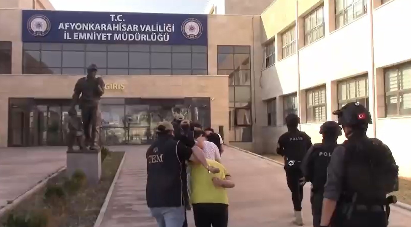 Afyonkarahisar’da, polis ekipleri tarafından gözaltına alınan sosyal medya platformlarında propaganda