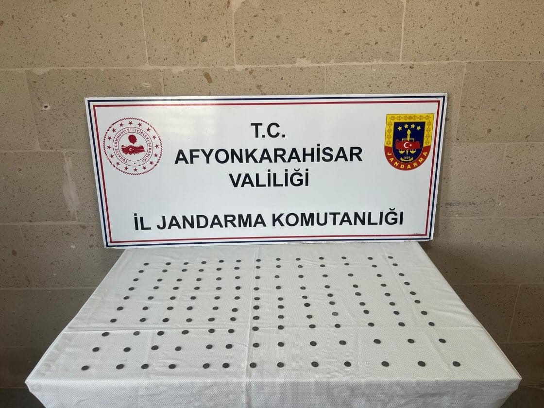 Afyonkarahisar'da Tarihi Eser Operasyonu: Ankara'dan Gelen Kaçakçı Yakayı Ele Verdi

