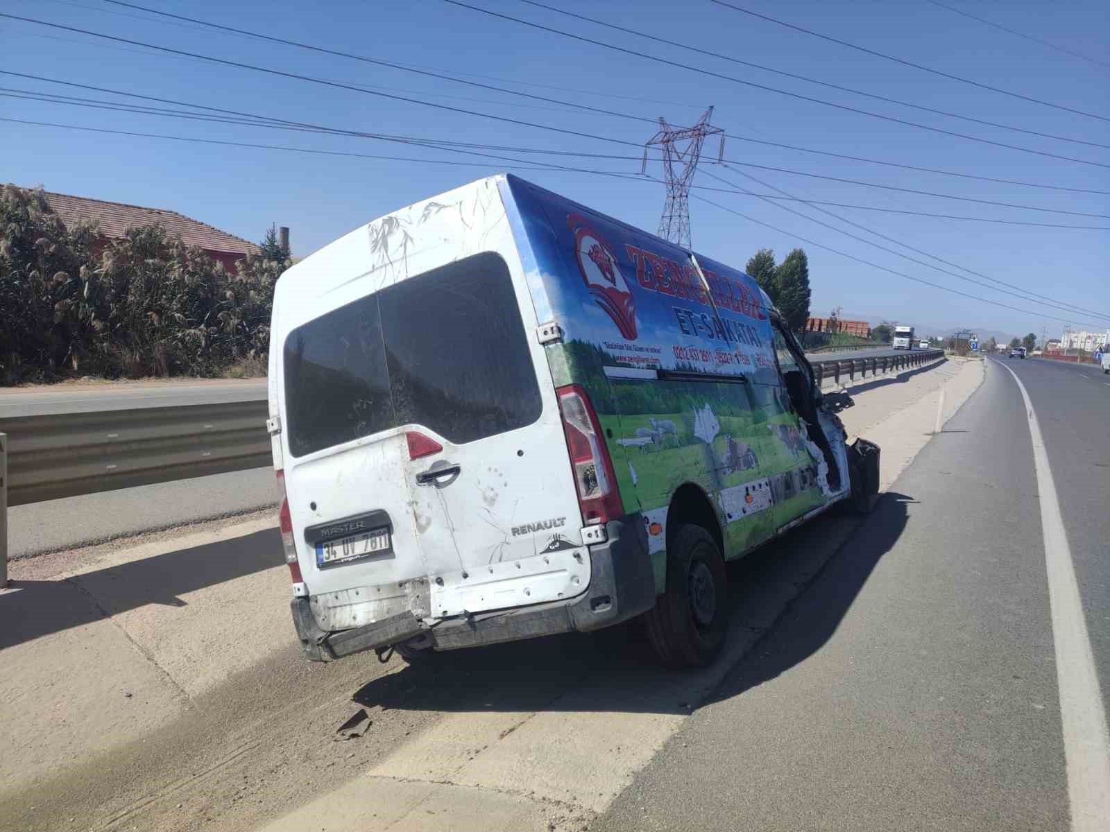 Afyonkarahisar’da kamyonet, tır ve otomobilin karıştığı trafik kazasında 1 kişi