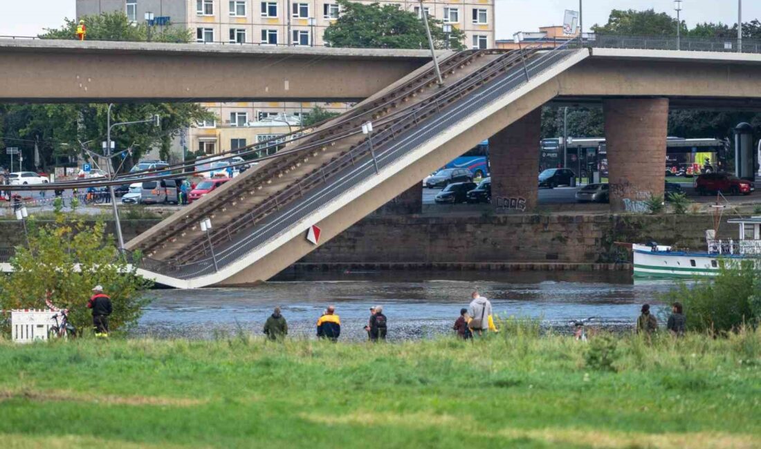 ALMANYA'NIN DRESDEN KENTİNDE ELBE NEHRİ'NİN ÜZERİNDE YER ALAN CAROLA KÖPRÜSÜ'NDE