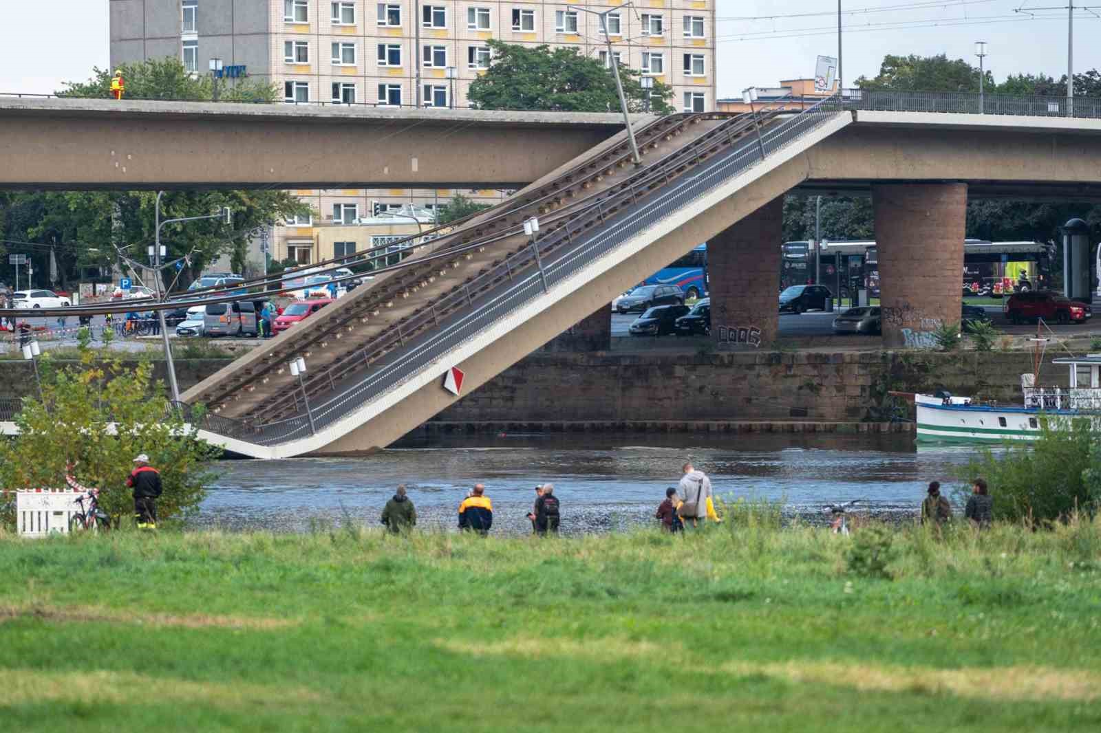 ALMANYA'NIN DRESDEN KENTİNDE ELBE NEHRİ'NİN ÜZERİNDE YER ALAN CAROLA KÖPRÜSÜ'NDE
