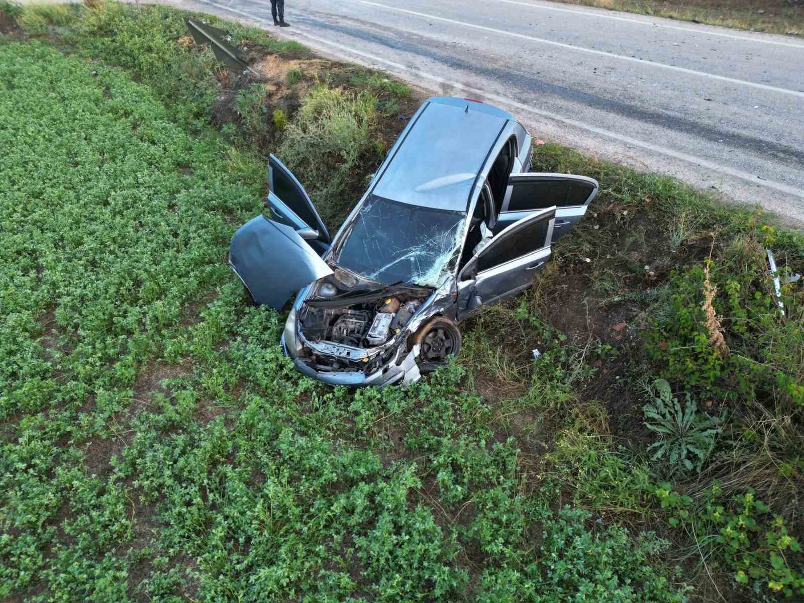 Afyonkarahisar’ın Bolvadin ilçe girişinde meydana gelen trafik kazasında, bir otomobille
