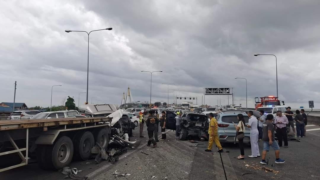 Tayland’da freni boşalan bir tırın, trafikte duran araçların arasına dalması