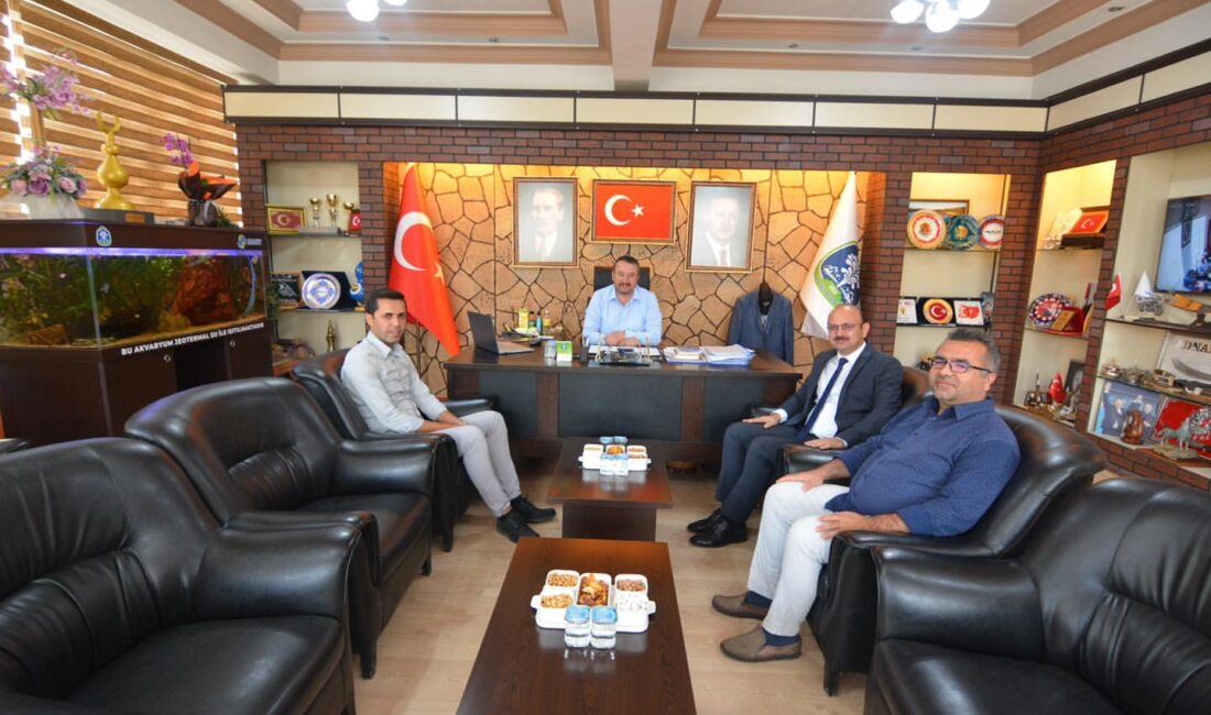 Yeni atanan Vergi Dairesi Müdürü Hüseyin Hoşgönüllü, Belediye Başkanı Adnan