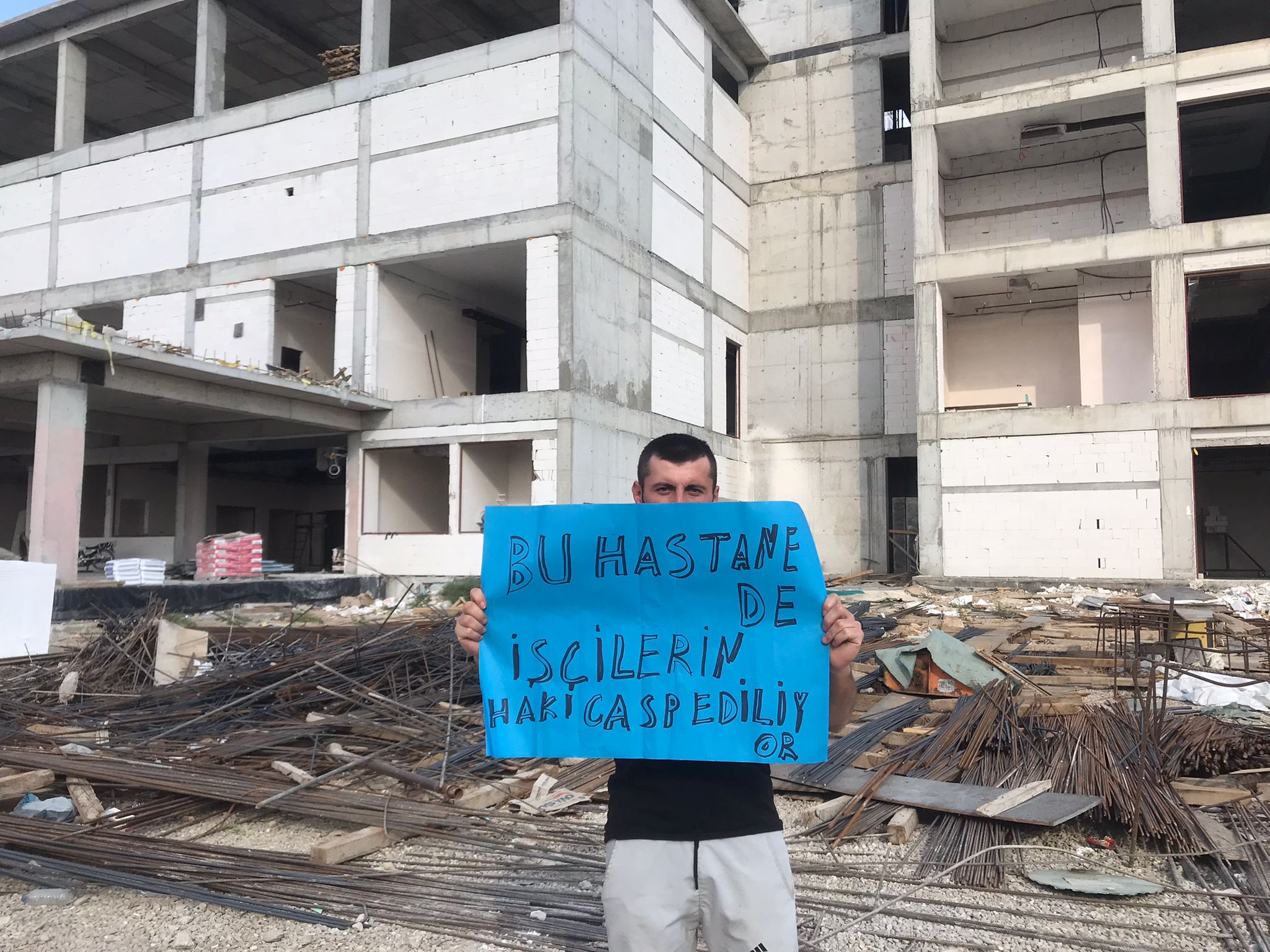 Afyonkarahisar’ın Bolvadin Yeni Devlet Hastanesi inşaatında çalışan bir gurup işçi,