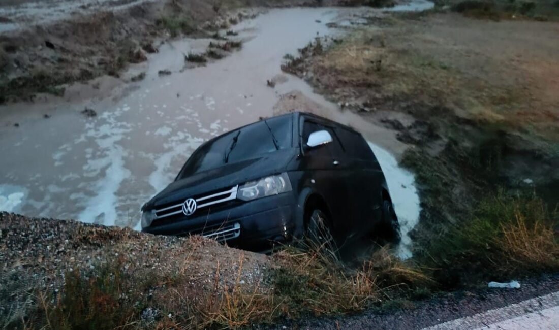 Afyonkarahisar’da kontrolden çıkarak dereye uçan minibüste 4 kişi yaralandı. Kaza,