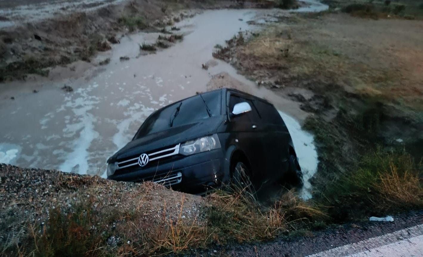 Afyonkarahisar’da kontrolden çıkarak dereye uçan minibüste 4 kişi yaralandı. Kaza,
