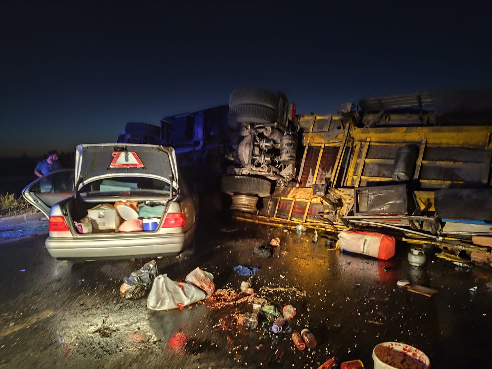   Afyonkarahisar’da kontrolden çıkarak devrilen tırın dorsesine çarpan otomobilde 1