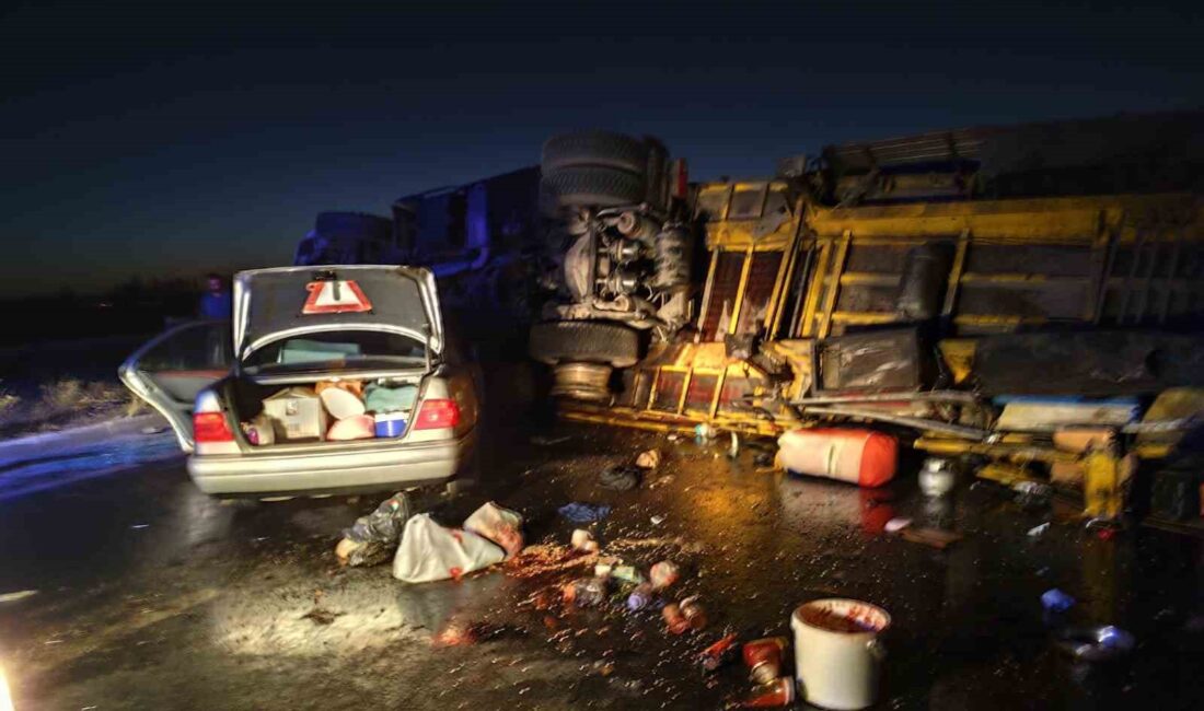 Afyonkarahisar’da kontrolden çıkarak devrilen tırın dorsesine çarpan otomobilde 1 kişi