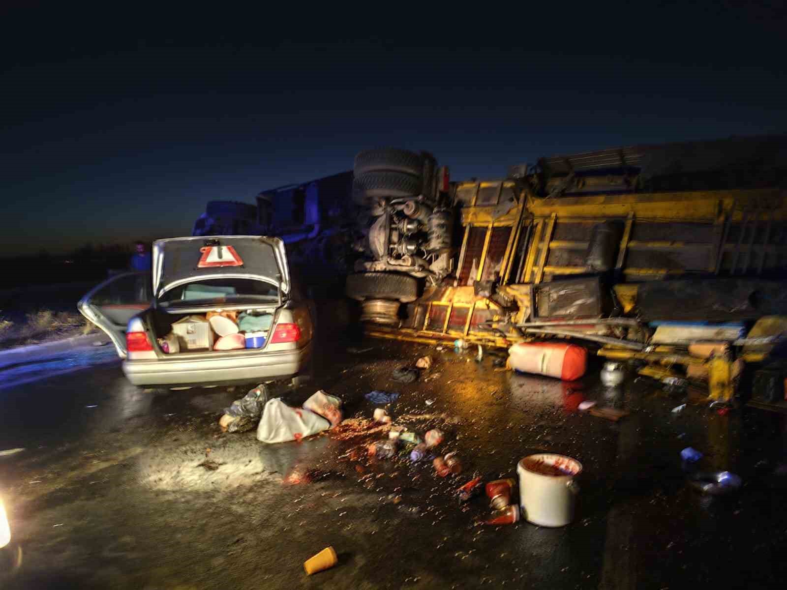 Afyonkarahisar’da kontrolden çıkarak devrilen tırın dorsesine çarpan otomobilde 1 kişi