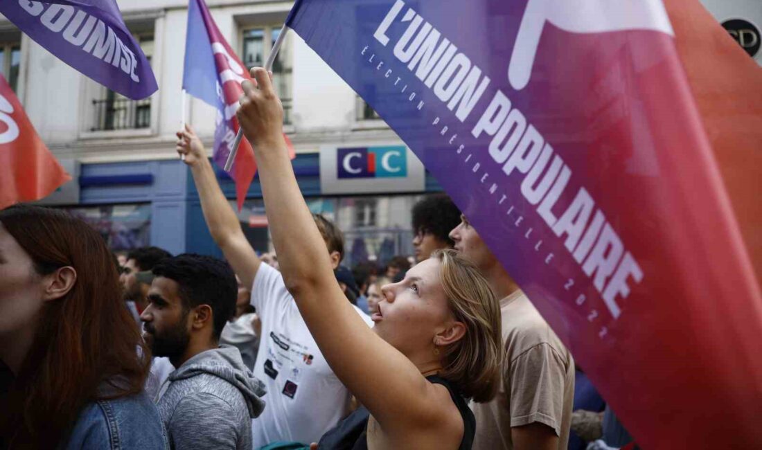FRANSA’DA BİNLERCE KİŞİ, CUMHURBAŞKANI EMMANUEL MACRON’UN SANDIKTAN BİRİNCİ ÇIKAN SOL