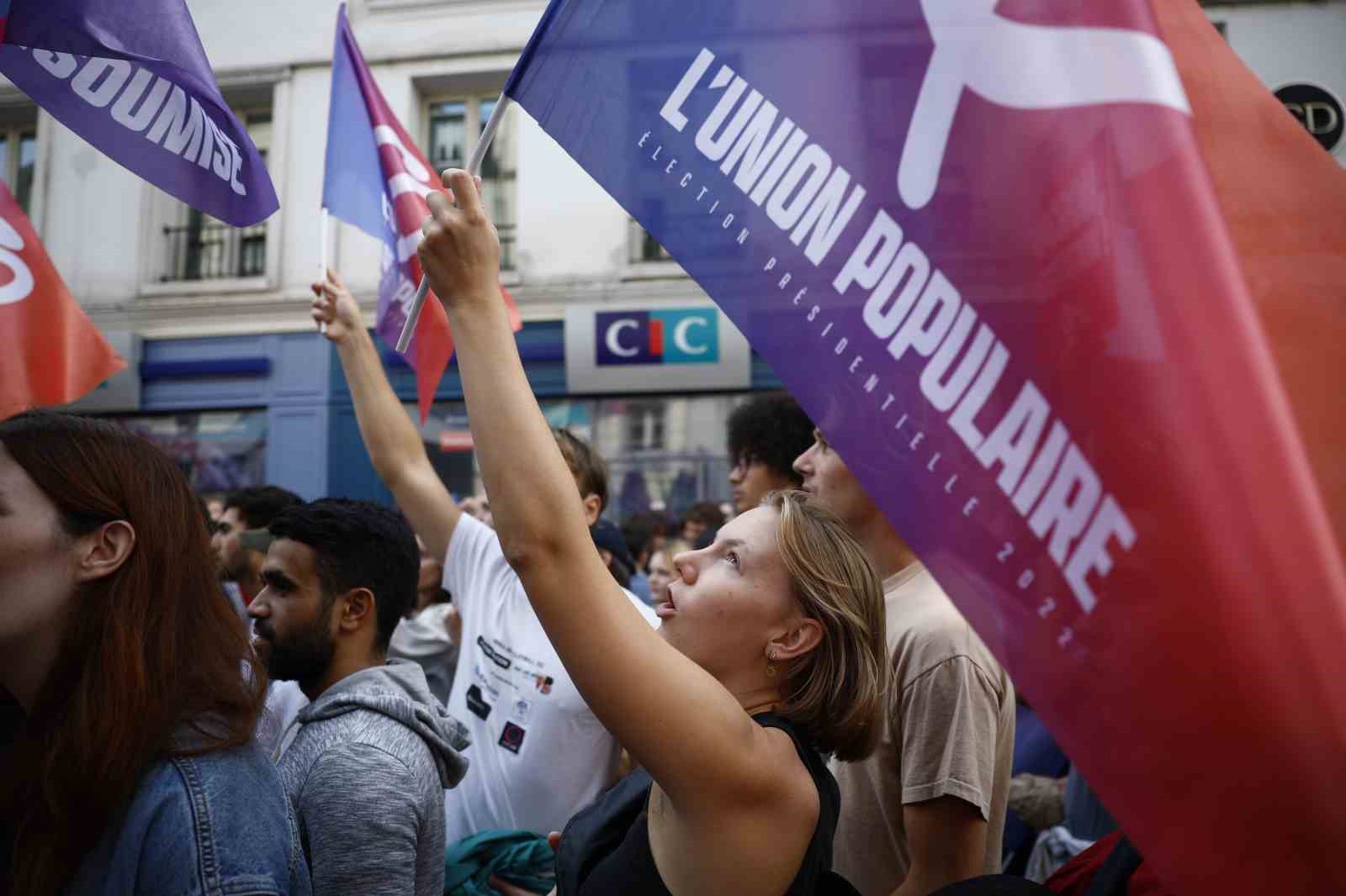 FRANSA’DA BİNLERCE KİŞİ, CUMHURBAŞKANI EMMANUEL MACRON’UN SANDIKTAN BİRİNCİ ÇIKAN SOL