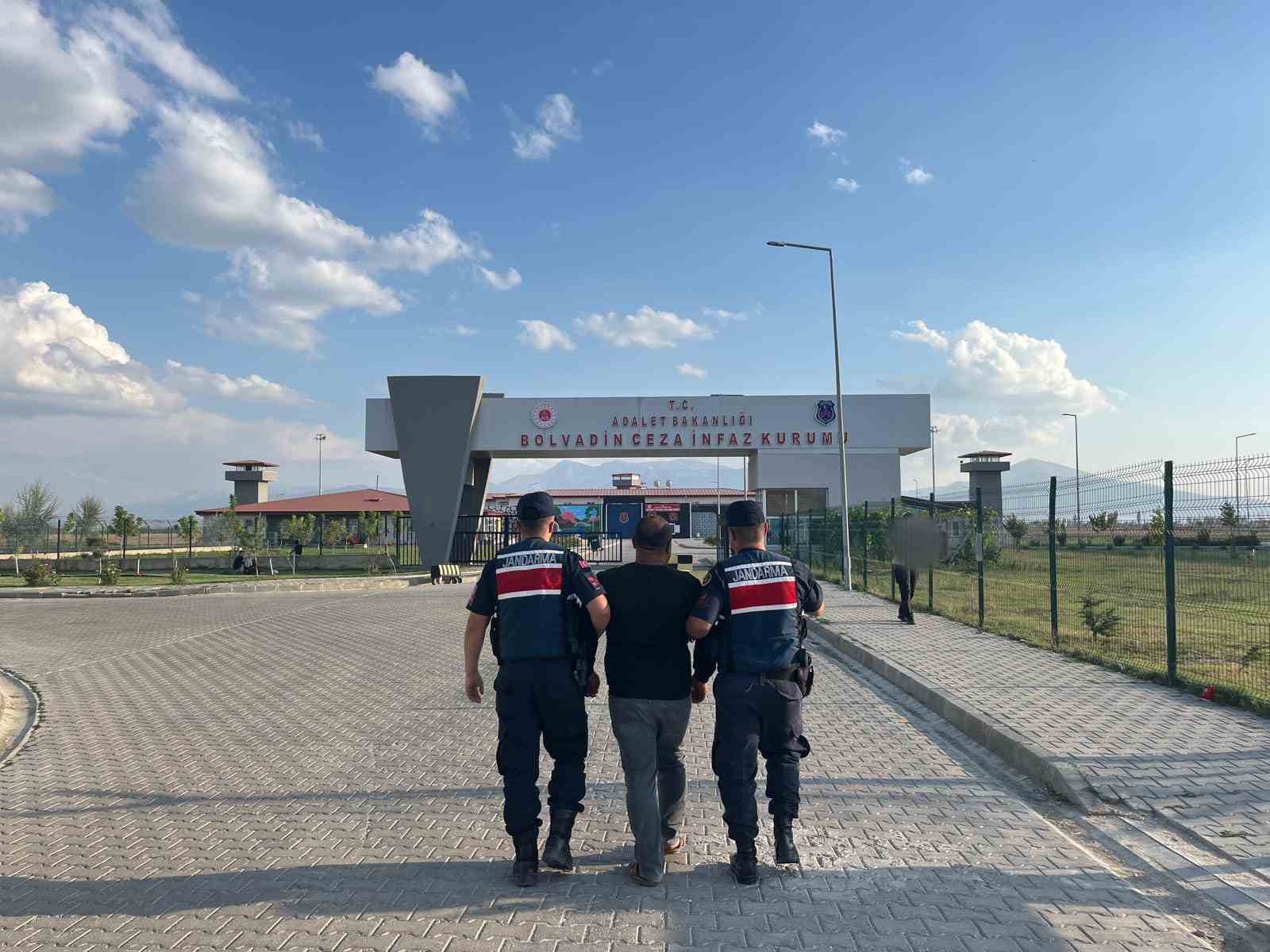 Afyonkarahisar’da hırsızlık suçundan 3 yıl 9 ay hapis cezasıyla aranan