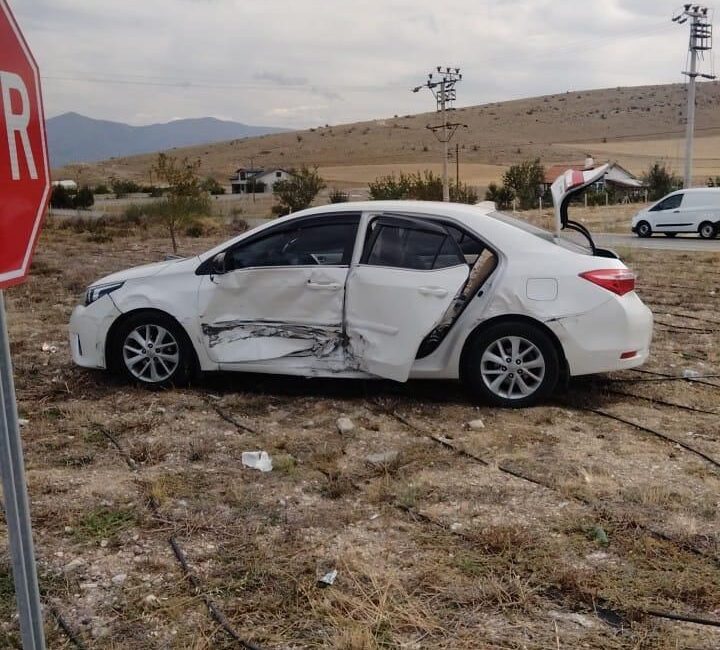 Afyonkarahisar’da, iki otomobilin kavşakta çarpışması sonucu 5 kişi yaralandı. Kaza,
