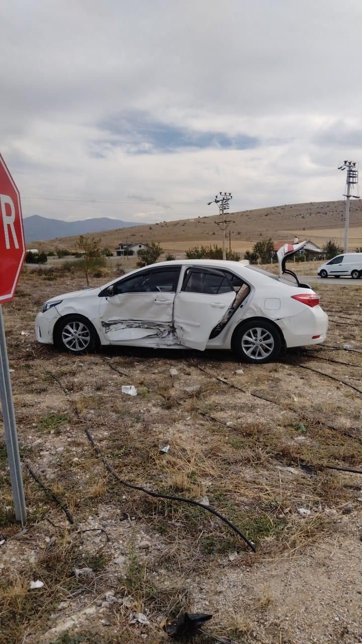 Afyonkarahisar’da, iki otomobilin kavşakta çarpışması sonucu 5 kişi yaralandı. Kaza,