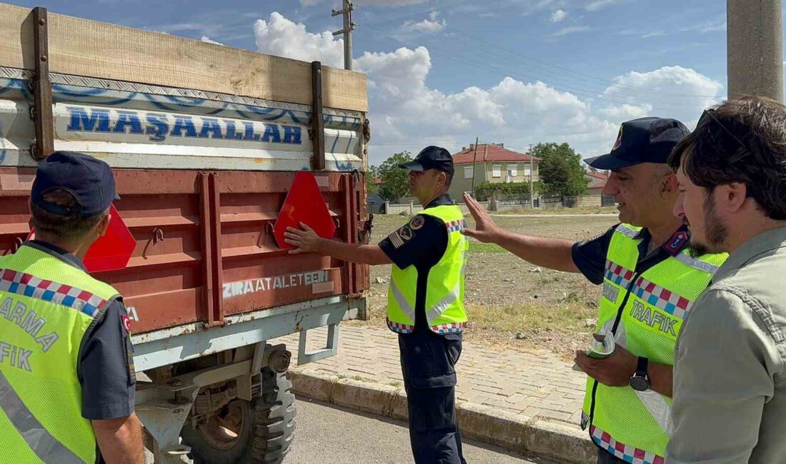 Afyonkarahisar’da jandarma ekipleri, 'Reflektör Tak Görünür Ol' projesi kapsamında traktör