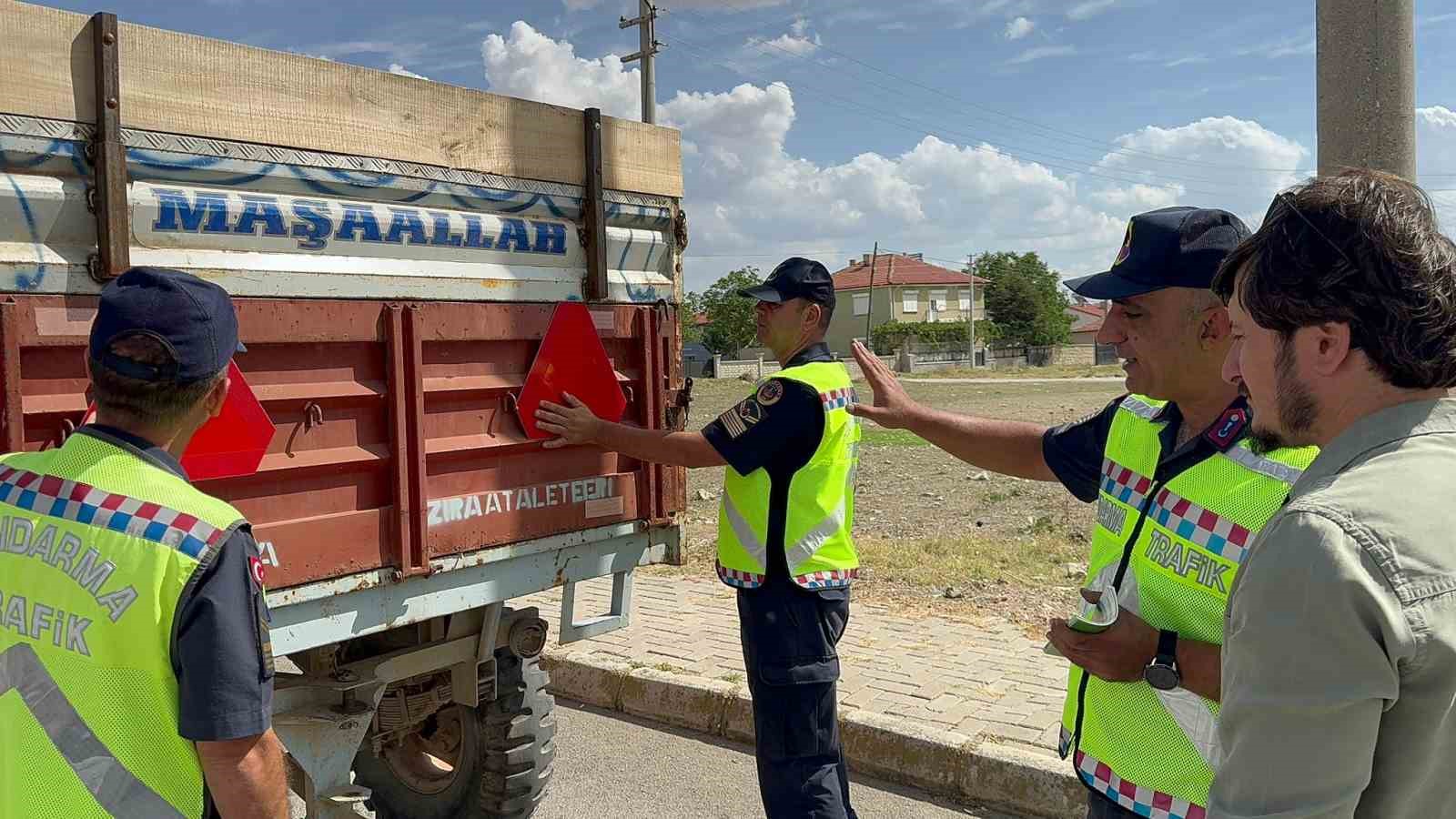 Afyonkarahisar’da jandarma ekipleri, 'Reflektör Tak Görünür Ol' projesi kapsamında traktör