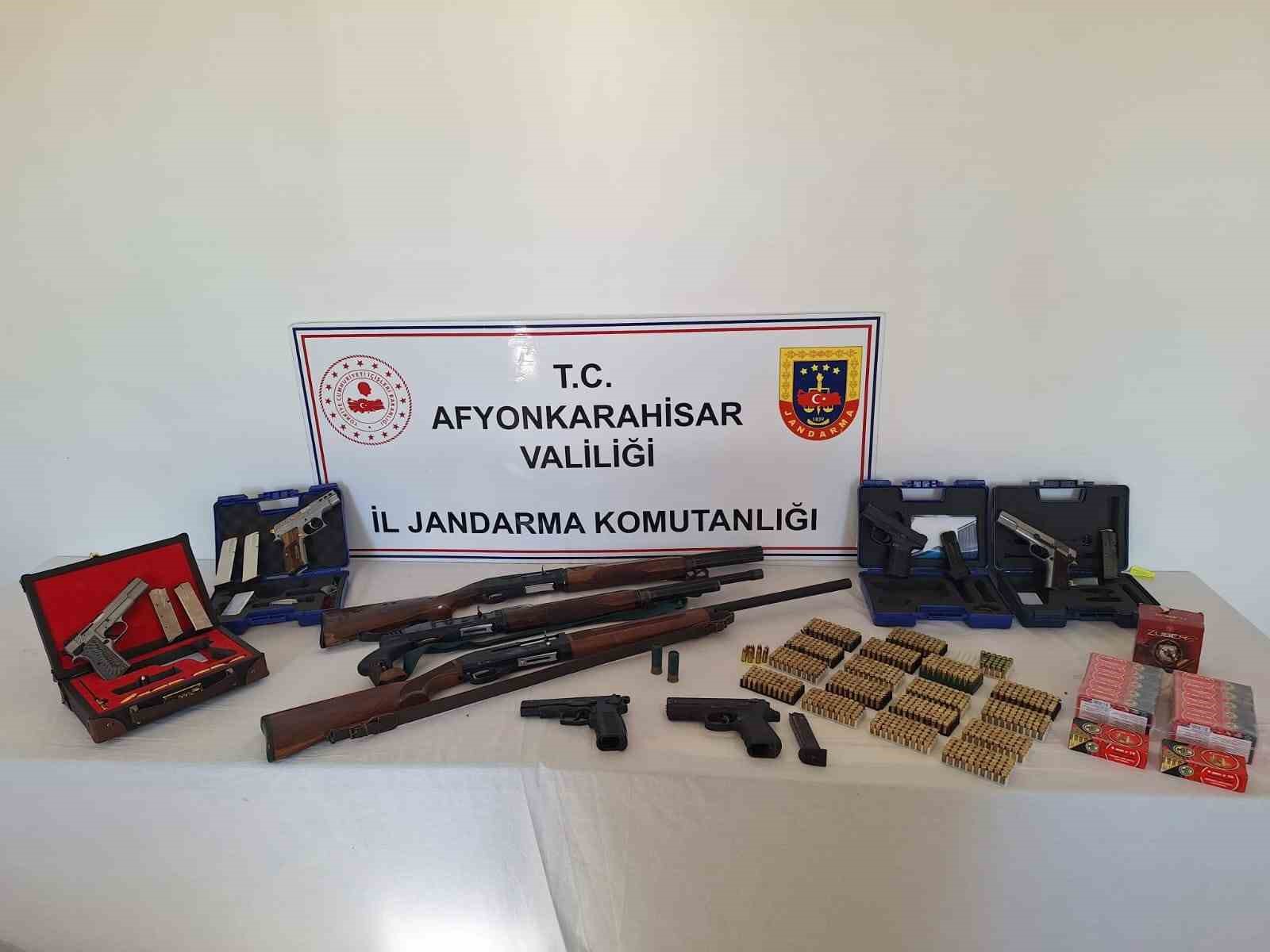 Afyonkarahisar’da gerçekleştirilen düğün ve eğlencelerde havaya ateş açan 11 maganda