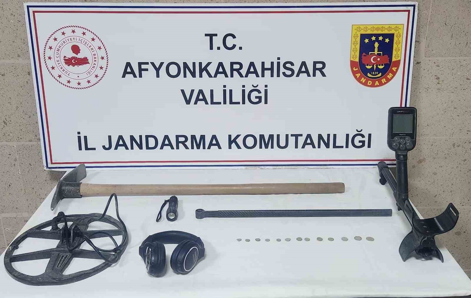 Afyonkarahisar İl Jandarma Komutanlığı tarihi eser kaçakçılığına karşı operasyon düzenledi.