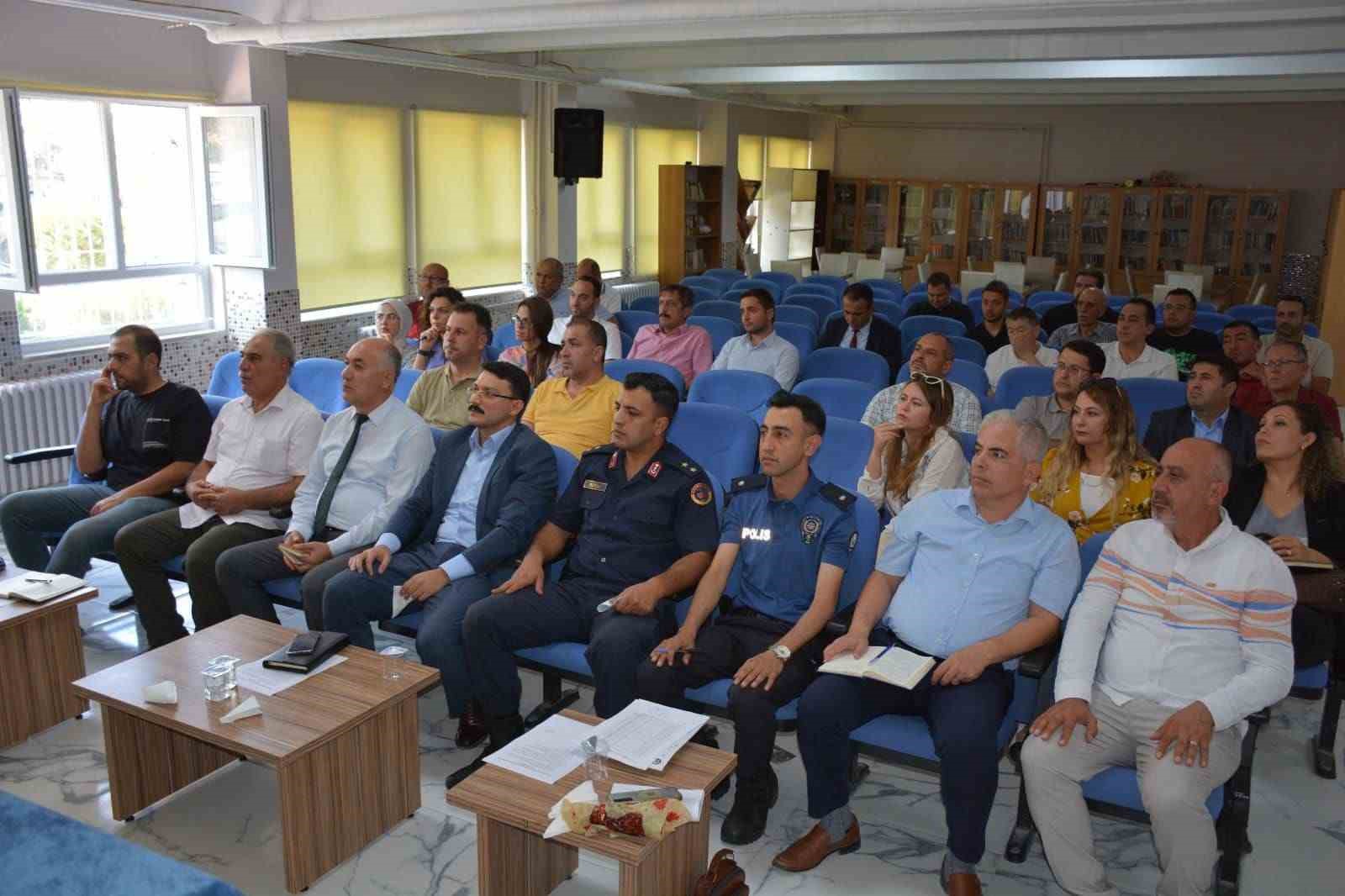 Afyonkarahisar Emirdağ Kaymakamı Yasin Akgül, geleceğin teminatı çocukların okul güvenliklerinin