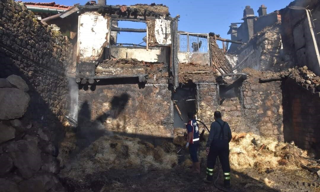 AFYONKARAHİSAR'IN ŞUHUT İLÇESİNDE ÇIKAN VE 4 EVİN YANDIĞI KÖYE GİDEN