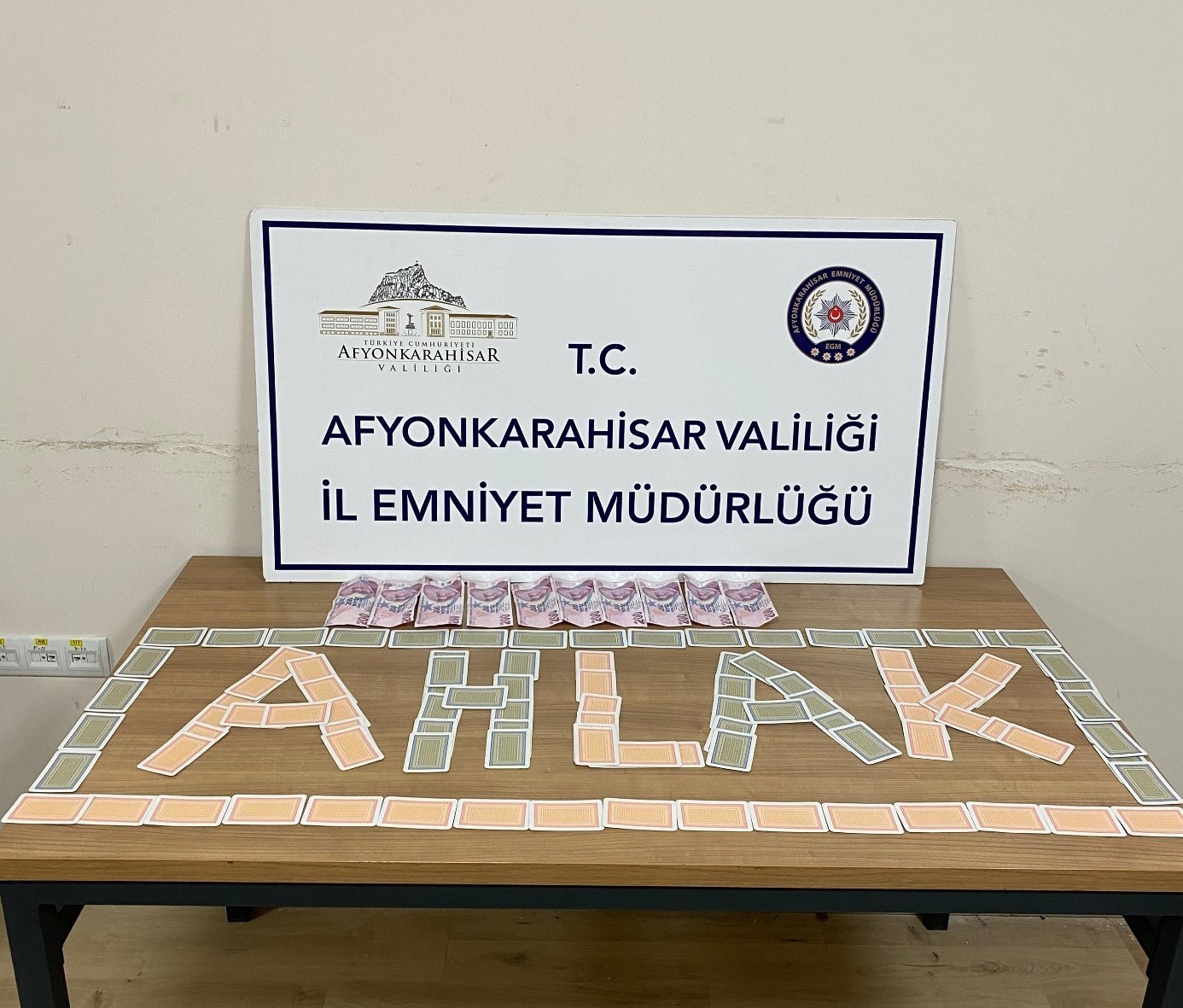 Afyonkarahisar’da polis tarafından baskın yapılan bir iş yerinde kumar oynadıkları