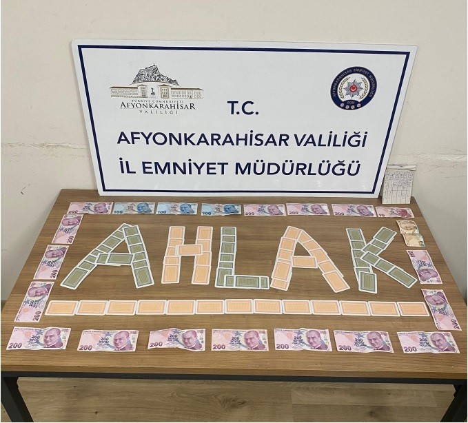 Afyonkarahisar’da bir kahvehaneye düzenlenen baskında 8 kişi kumar oynarken suçüstü
