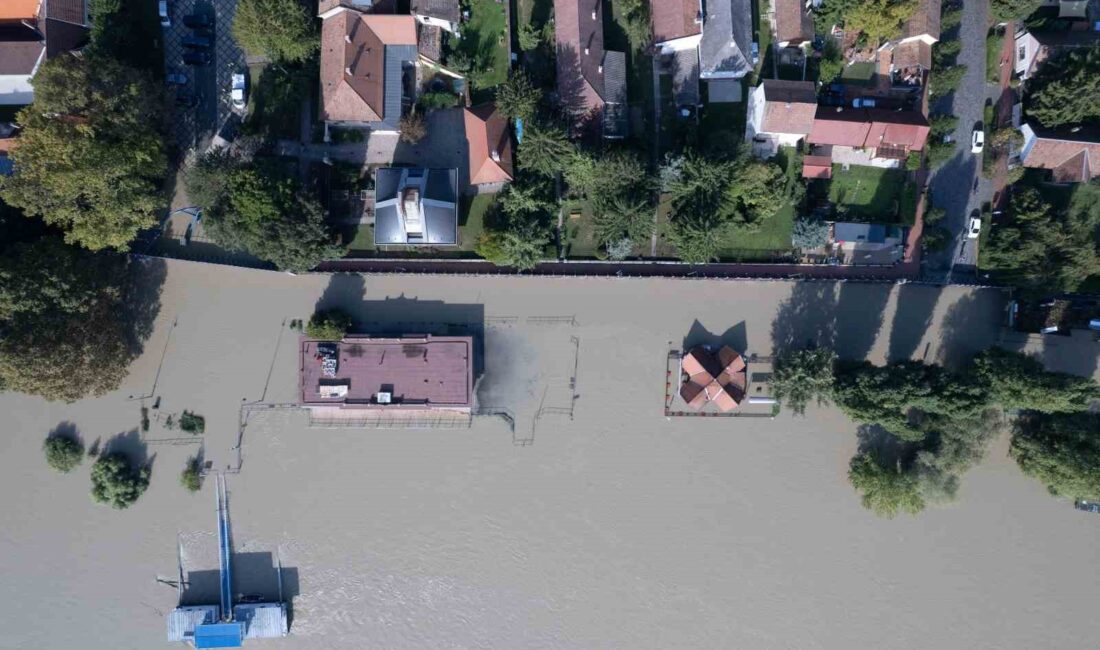 Macaristan’ın başkenti Budapeşte’de etkili olan şiddetli yağışlar sonucu Tuna Nehri’nin