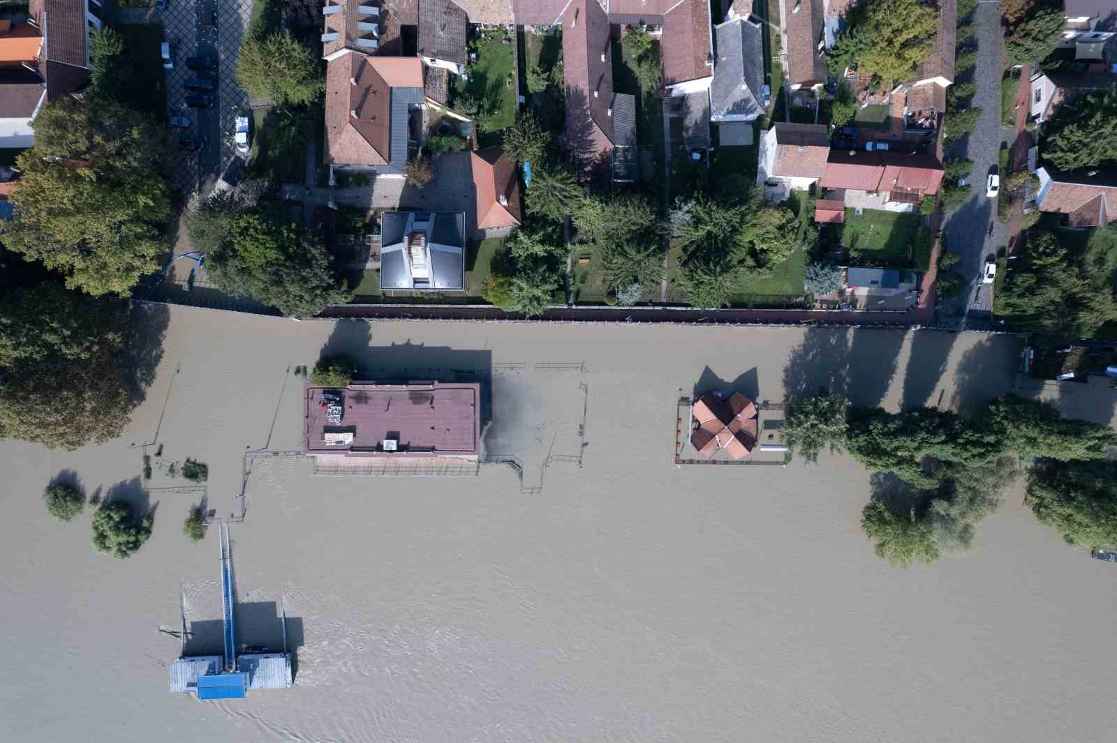 Macaristan’ın başkenti Budapeşte’de etkili olan şiddetli yağışlar sonucu Tuna Nehri’nin