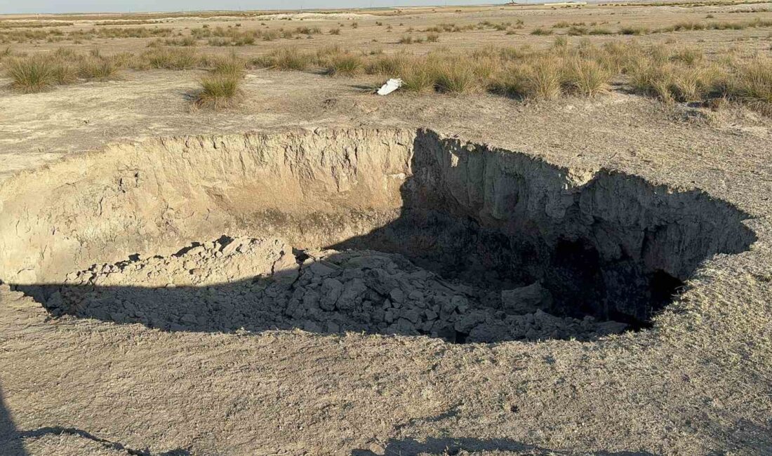 Afyonkarahisar’ın Emirdağ ilçesinde oluşan yaklaşık 4 metre genişliğindeki obruk nedeniyle