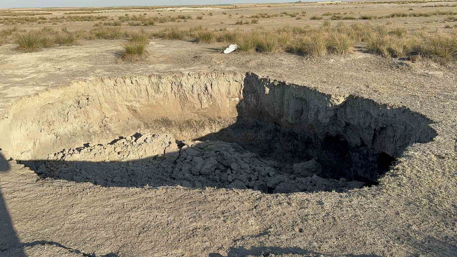 Afyonkarahisar’ın Emirdağ ilçesinde oluşan yaklaşık 4 metre genişliğindeki obruk nedeniyle