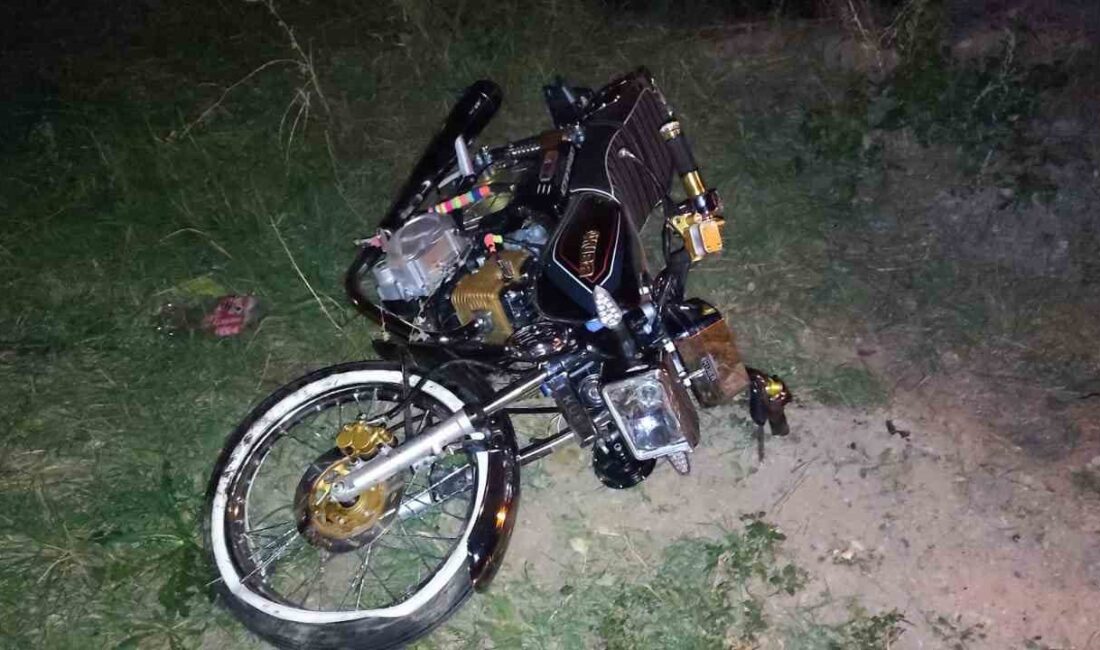Afyonkarahisar’da iki motosiklet ve minibüsün karıştığı trafik kazasında 2 kişi