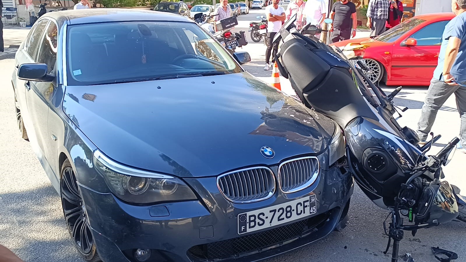 Afyonkarahisar’ın Sandıklı ilçesinde yabancı plakalı araçla çarpışan motosikletin sürücü ağır