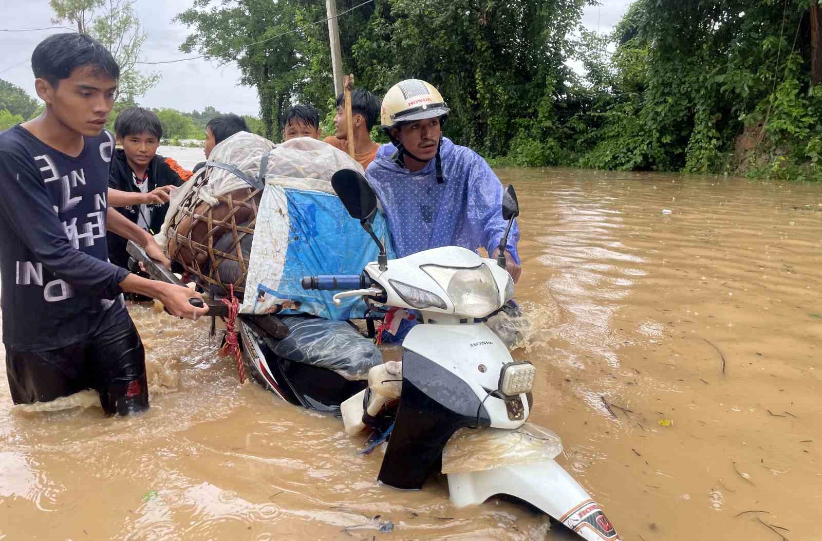 Myanmar’da etkili olan şiddetli yağışların yol açtığı sel ve toprak