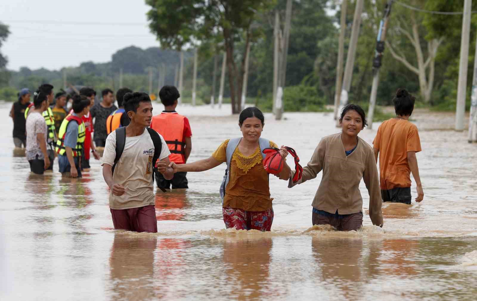 Myanmar’ın orta bölgelerinde etkili olan Yagi Tayfunu nedeniyle hayatını kaybedenlern