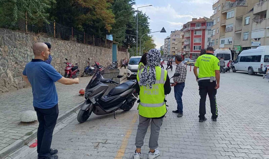 Afyonkarahisar’ın Sandıklı ilçesinde polis ekipleri tarafından okul önleri ve çevrelerinde