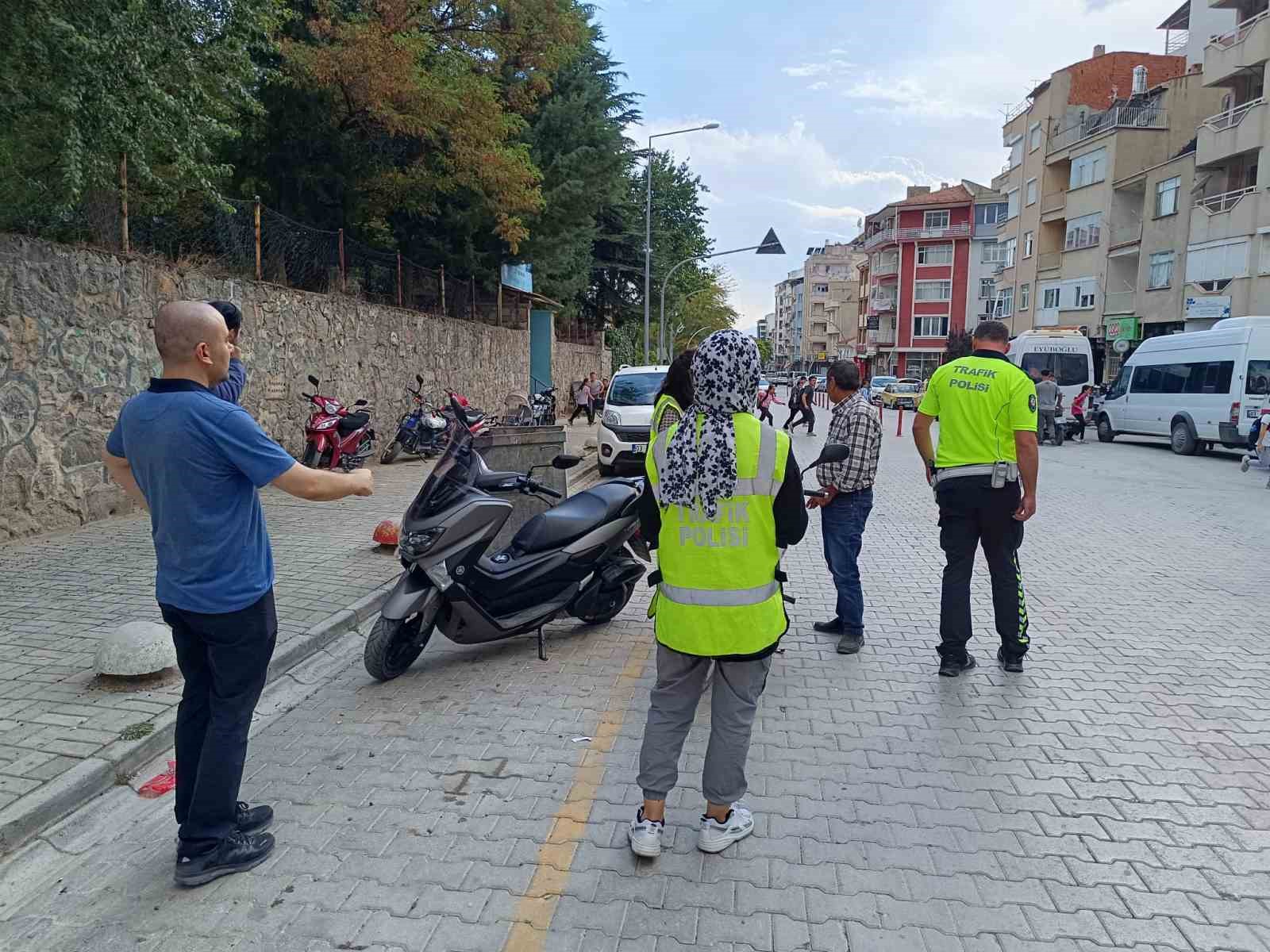 Afyonkarahisar’ın Sandıklı ilçesinde polis ekipleri tarafından okul önleri ve çevrelerinde