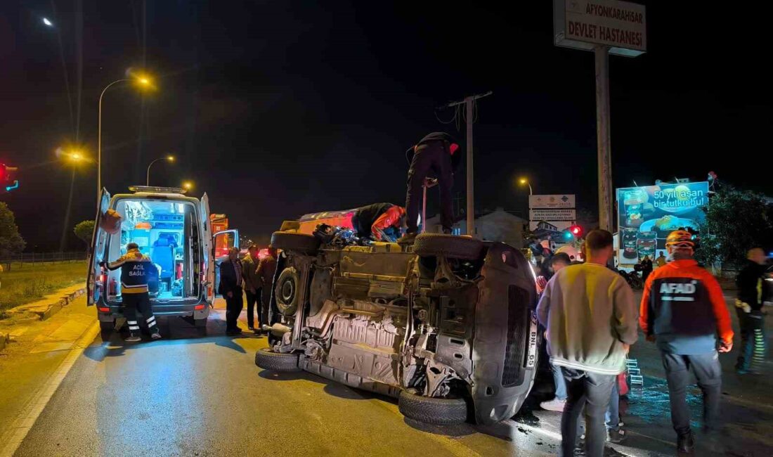   Afyonkarahisar’da otomobil ile kamyonetin çarpıştığı kazada 3 kişi yaralanırken,
