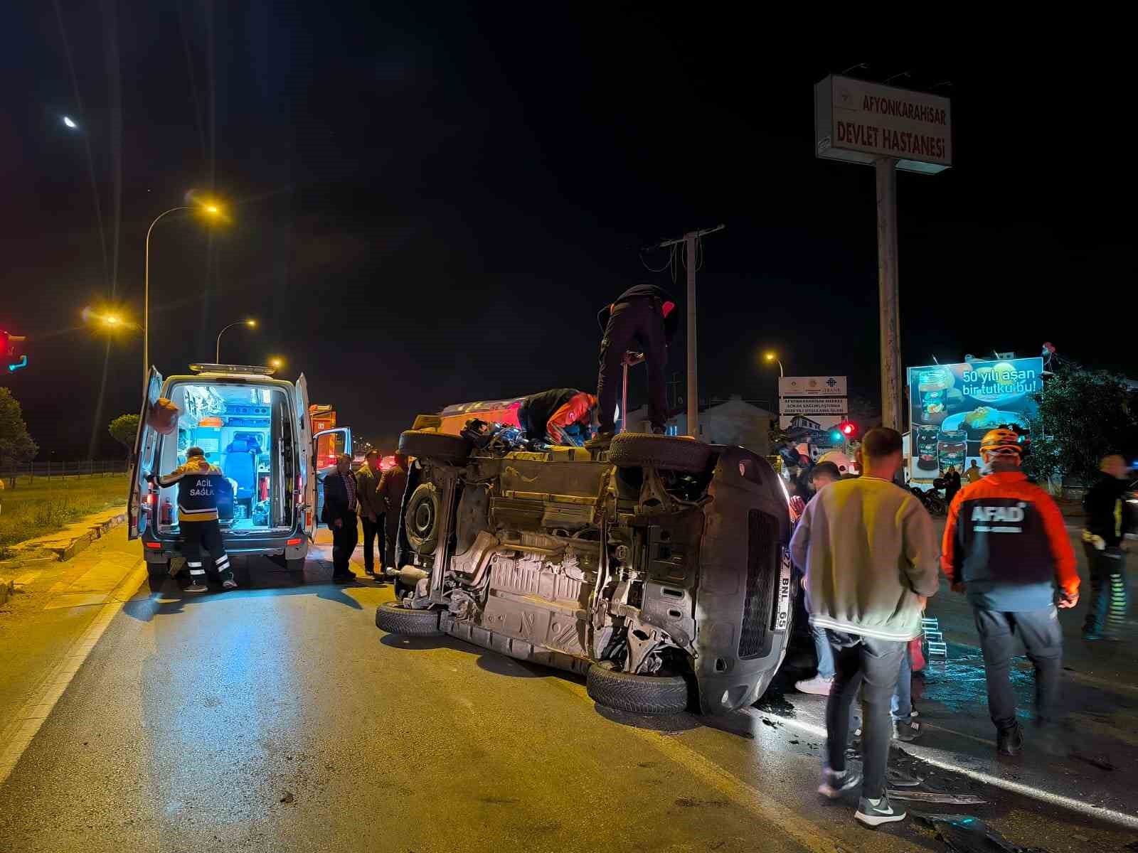   Afyonkarahisar’da otomobil ile kamyonetin çarpıştığı kazada 3 kişi yaralanırken,