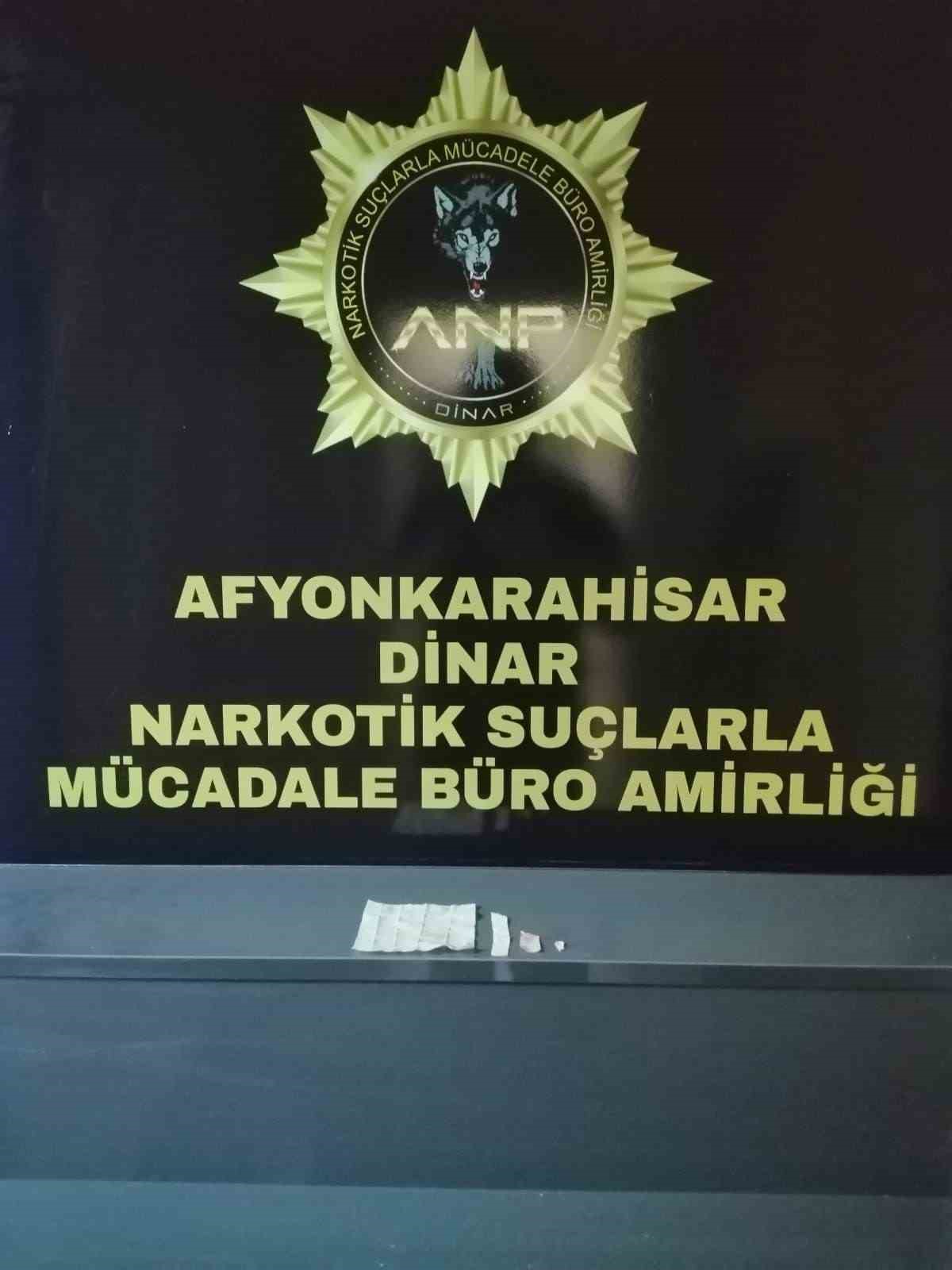 Afyonkarahisar’da polis durdurduğu bir araçta yaptığı aramada 430 içimlik peçeteye