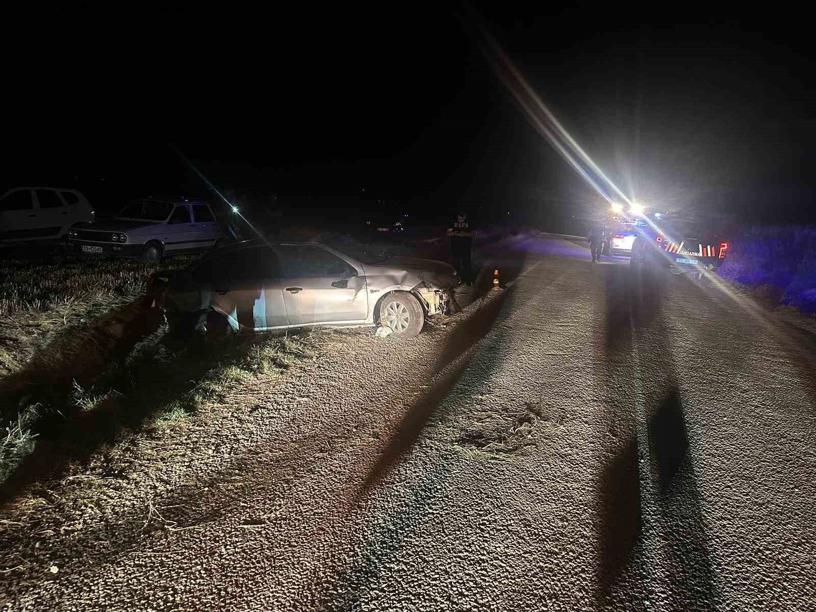 Afyonkarahisar’da kontrolden çıkarak refüje giren otomobildeki 2 kişi yaralandı.