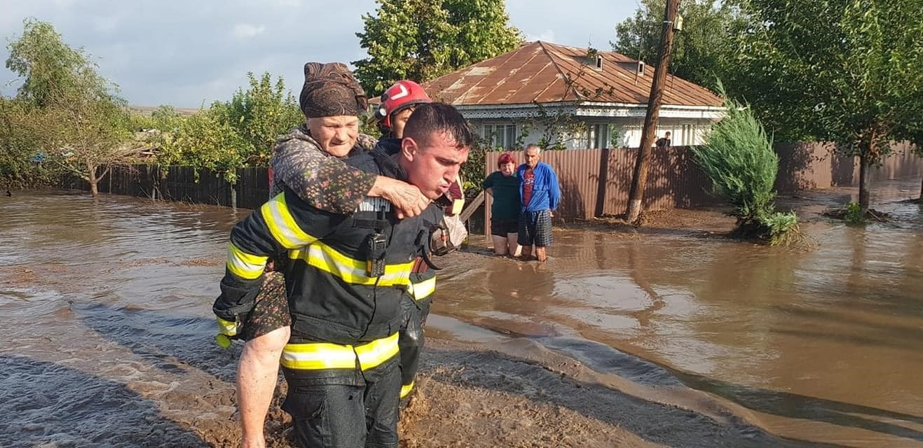 Romanya’nın doğusunda etkili olan şiddetli yağışların yol açtığı selde 4