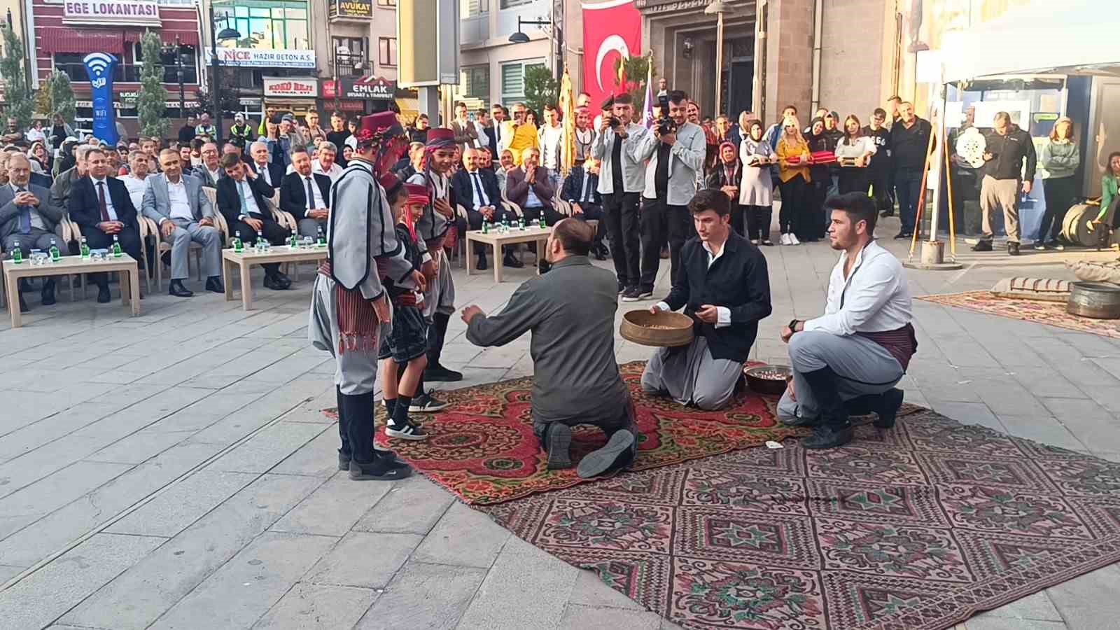 Afyonkarahisar’ın Sandıklı ilçesinde Ahilik Haftası etkinlikleri çerçevesinde ‘Şed’ kuşatma töreni