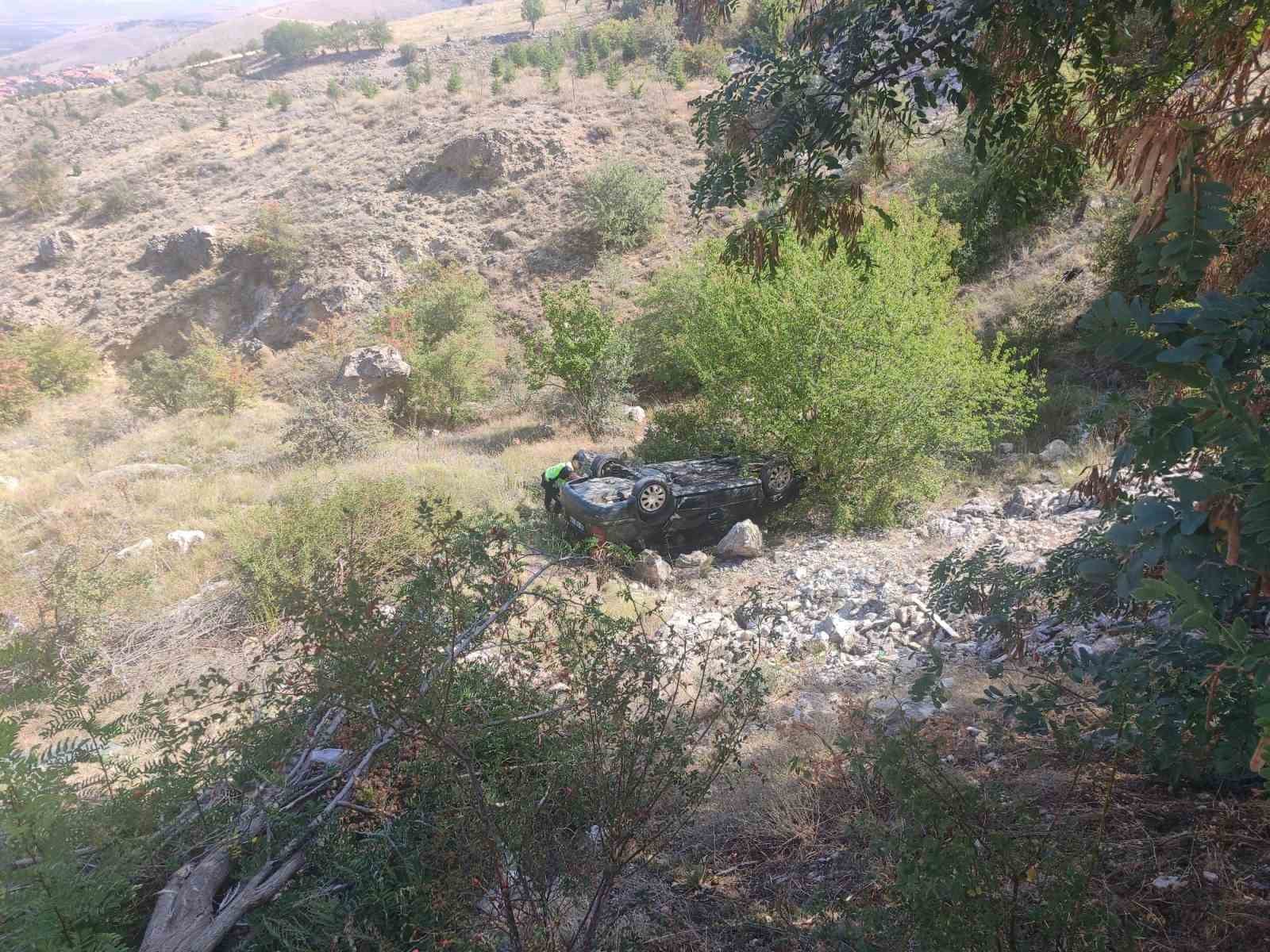 Afyonkarahisar’da takla atarak şarampole yuvarlanan otomobilde ikisi çocuk 4 kişi